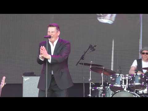 Tony Hadley does Queen