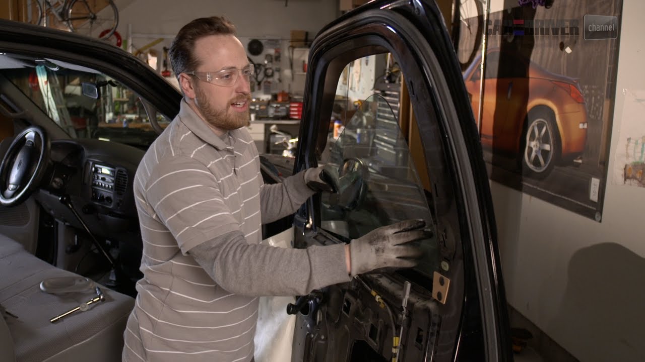 Лобовое стекло автомобиля. Стекольщик фото. Мастер по ремонту двигателей. Auto replace. Car windshield.