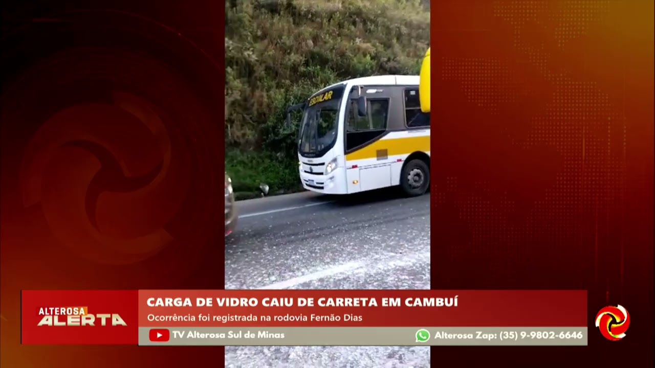 Carga de vidro cai de carreta e bloqueia Fernão Dias em Cambuí