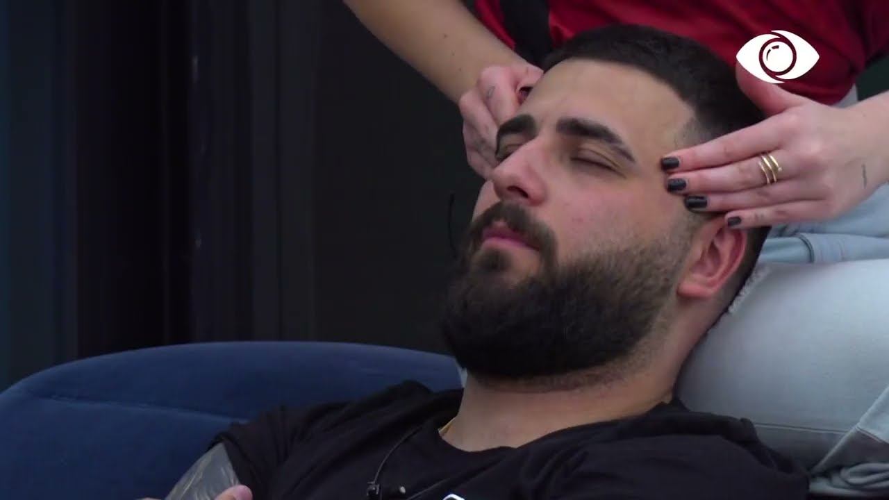 Keisi i bën masazh Lorencit