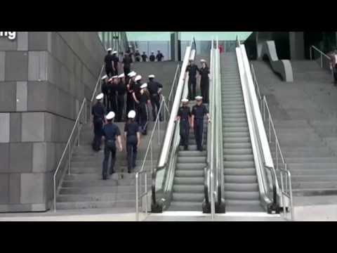 Tak sieę bawi Policja na nowych schodach
