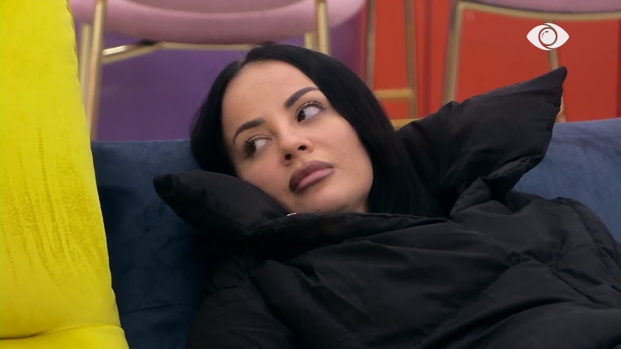 Sara diskuton për lojën, Gazin e zë gjumi gjatë bisedës