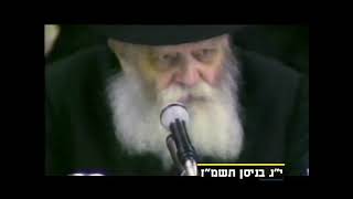 שירת ניגון 'והיא שעמדה' אצל הרבי מליובאוויטש - התמונה מוצגת ישירות מתוך אתר האינטרנט יוטיוב. זכויות היוצרים בתמונה שייכות ליוצרה. קישור קרדיט למקור התוכן נמצא בתוך דף הסרטון