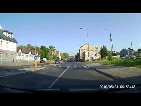 Radom. O krok od potrącenia trzech bezmyślnych pieszych. + Wyprzedzanie na przejściu