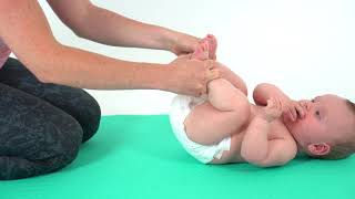 Bb15. Tập bé đưa gối đến ngực