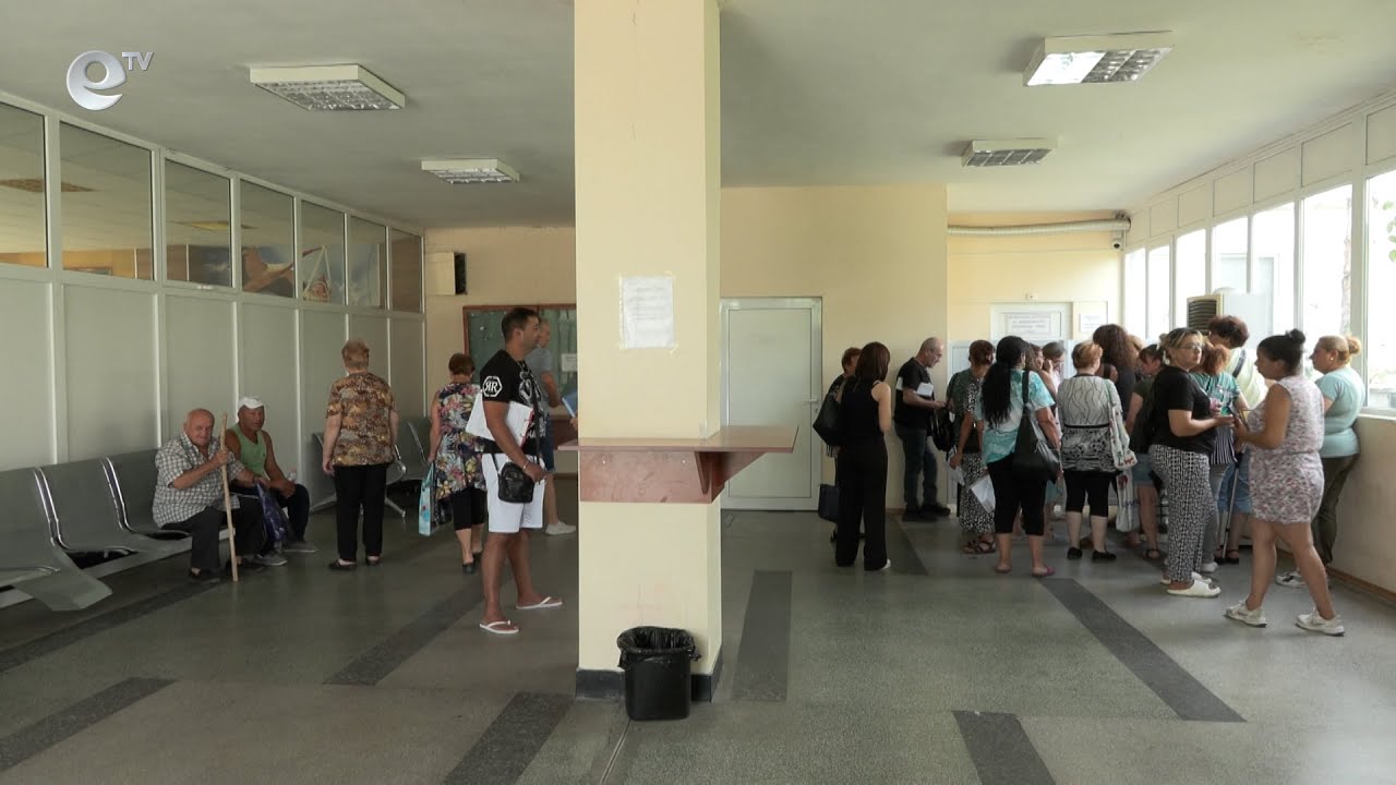 Възрастни и болни хора чакат с дни пред ТЕЛК-а в Хасково