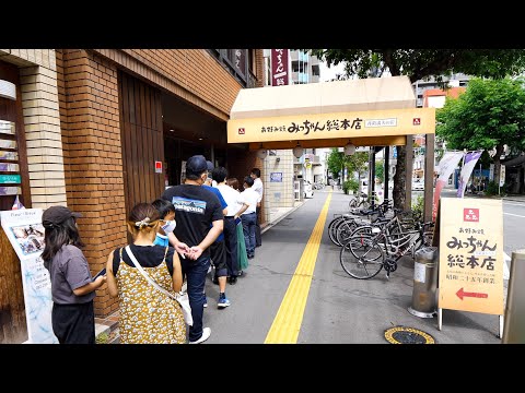 ¡Un sorprendente mostrador de placas de hierro súper enorme de 12 metros! La comida para el alma más fuerte de Hiroshima elaborada por un increíble chef de okonomiyaki 丨 Okonomiyaki - Comida en JAPÓN