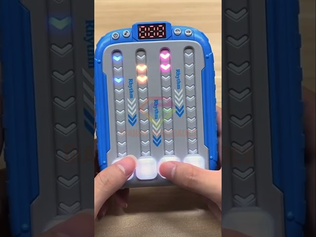 Vídeo relacionado con Hasbro E3578100 4 GANA la acción, Juego de niños de Ritmo rápido