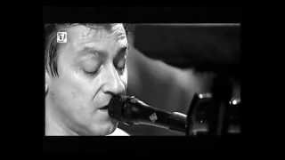 Deixa-Me Rir Lyrics English Translation