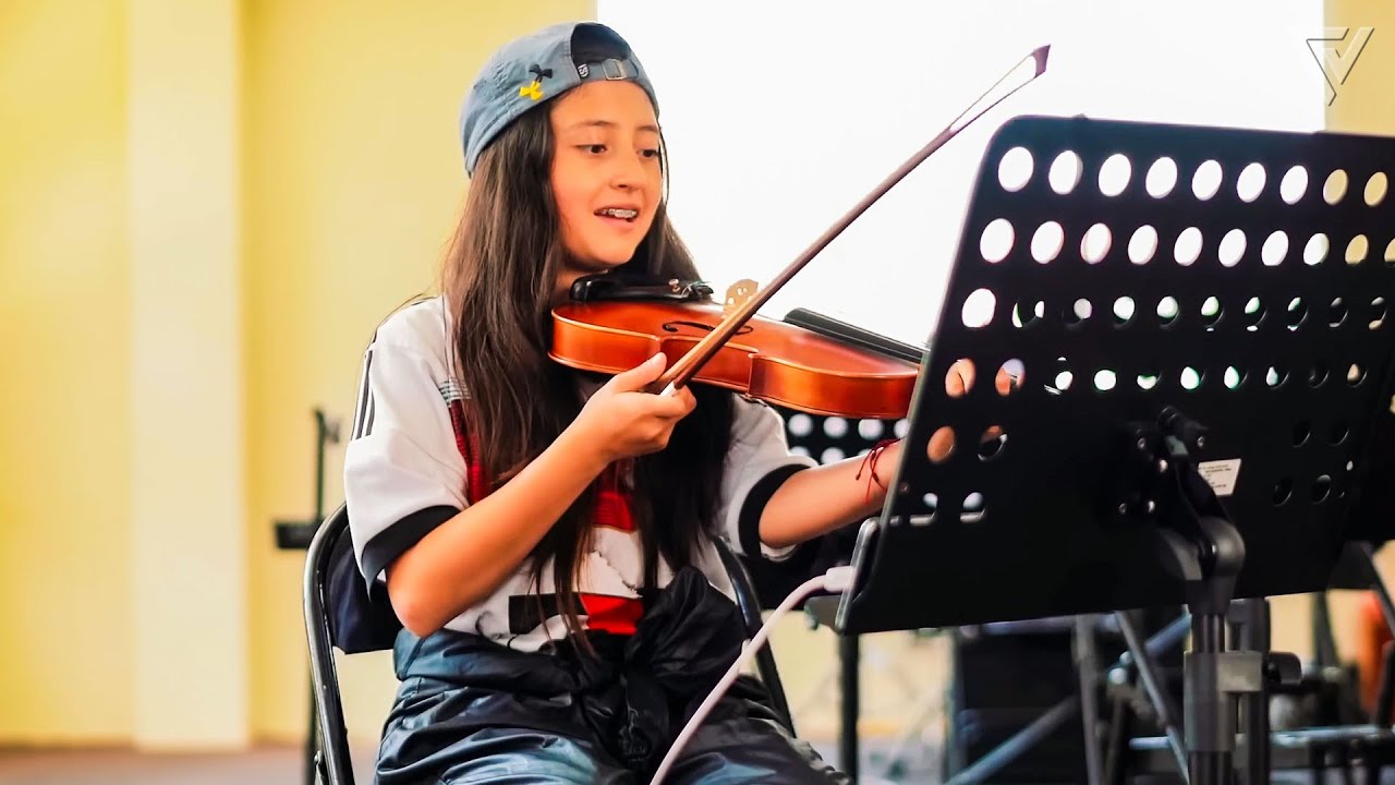 Niña Pobre aprende a Tocar Violín en recibe la Mejor Recompensa de su Vida