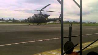 preview picture of video 'Helicóptero Gazelle SA 342 de la aviación del ejército del Ecuador despega desde El Coca'