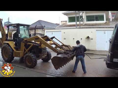 Retroescavadeira da Prefeitura de Juquitiba para o serviço diário para socorrer caminhoneiro que caiu no buraco de obra inacabada da Sabesp de Juquitiba