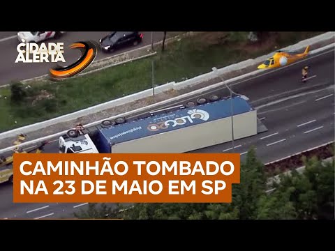 Caminhão 'deitado' é resgatado por guincho e trava a avenida 23 de Maio, em São Paulo