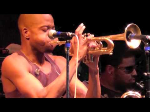 Trombone Shorty holds note for over 3 minutes!