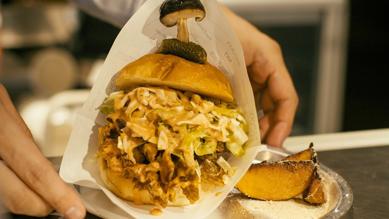 コーヒーかすでキノコを育てる。新しい循環が生んだ絶品バーガー