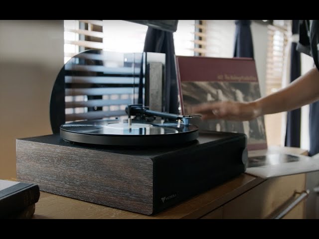 Vídeo relacionado con Victrola VPMS-1-ESP Premiere V1 Sistema de música inalámbrico Bluetooth Reproductor de grabación - Correa con subwoofer inalámbrico (33/45 RPM)