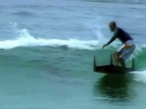 Kelly Slater surfando em uma mesa