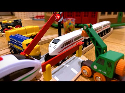 Grüner Kranwagen hilft der Westernlok | Brio Spielzeug aus Holz für Kinder