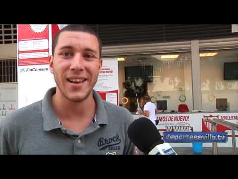 La afición sevillista ilusionada con el fichaje de Bacca