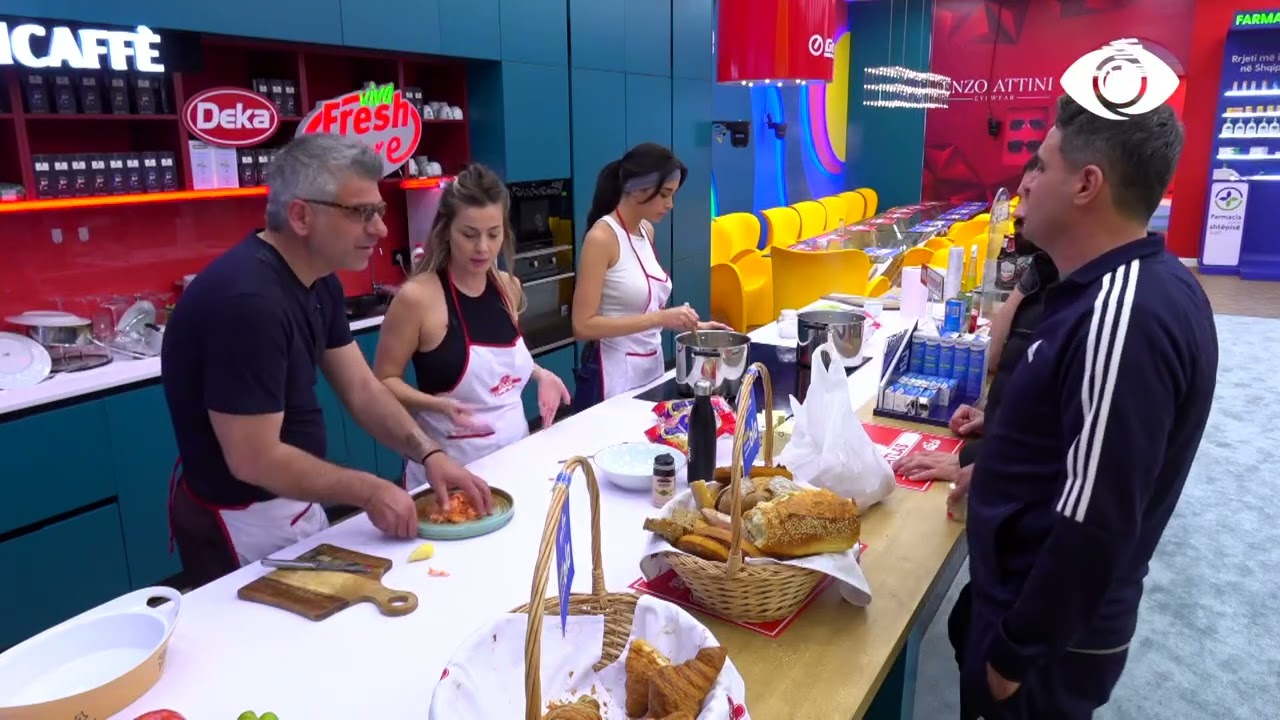 E dogje qepën/ Banorët diskutojnë në kuzhinë