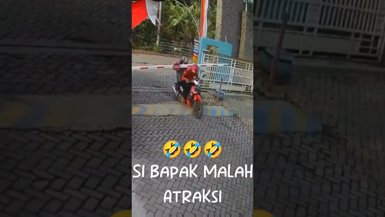 Nyangkut palang pintu otomatis. #funnyshorts #funnyvideo #videongakak #videoshort #shortsvideo