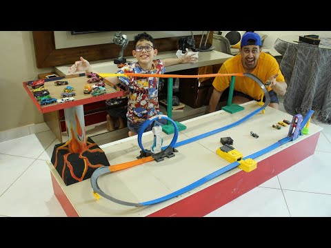 LUCAS E PAPAI SE DIVERTEM COM CARRINHOS E PISTA DE BRINQUEDO!