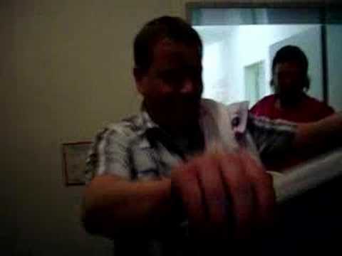 HSV-Trainer bekommt eine Pauli Fahne zum 40 Geburtstag! ;)