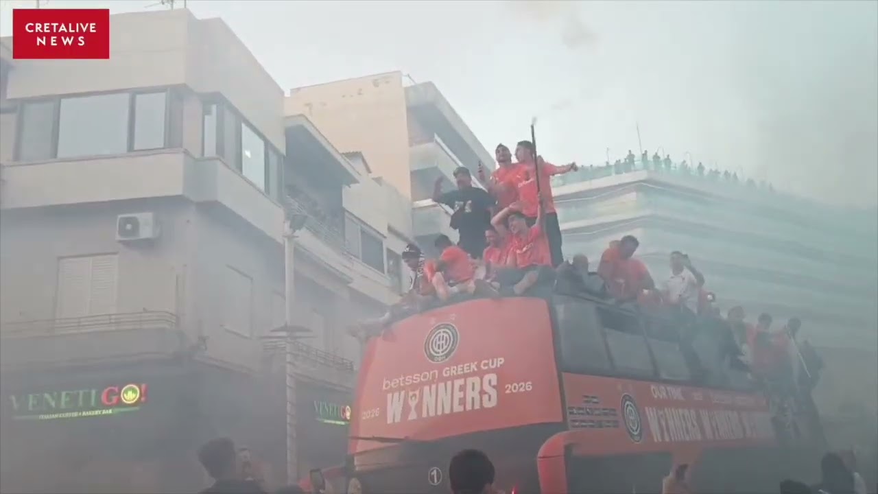 Συνθήματα και τραγούδια από παίκτες και κόσμο στην Περιφέρεια Κρήτης