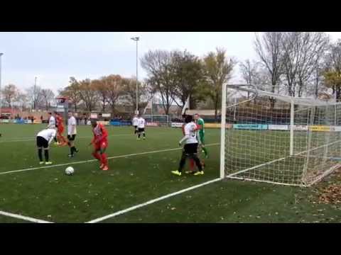 Dennis van Tricht van Zouaven maakt de 1-2 tegen VVIJ.