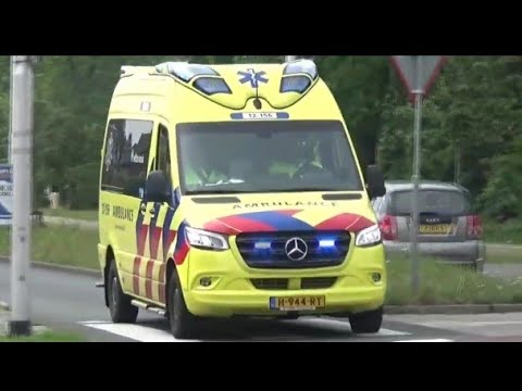 Ambulance's  met spoed naar meldingen in Driehuis Haarlem en Santpoort noord.