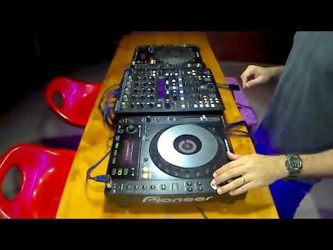 Пример использования DJ микшерного пульта Behringer DDM4000