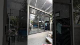 ชุดประตูบานเลื่อนแบ่งสามอิสระพร้อมช่องแสงบน