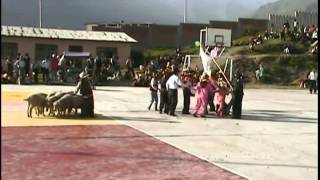 preview picture of video 'Concurso de Danzas Folclóricas a nivel Primario Canta.'