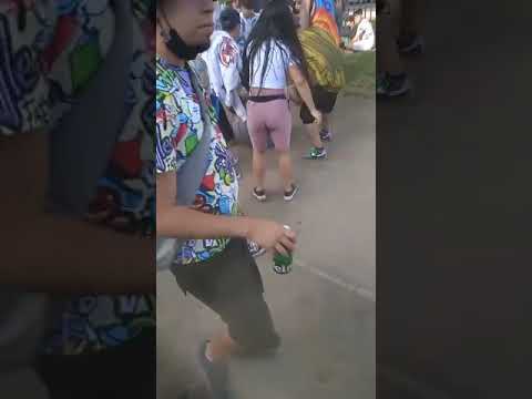 Los shishigang y el menor golpean al fusok.