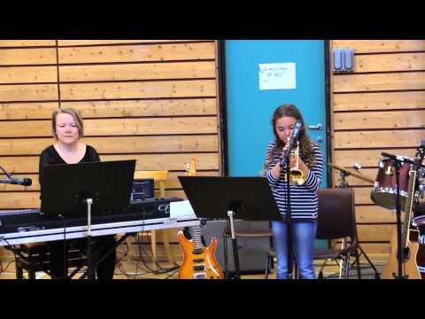 Sara spiller trompet i gymsalen på Gottesjord Skole