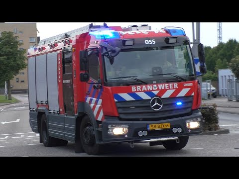 Prio 1 Tankautospuit 21-3131 en Hoogwerker 21-3151 met spoed naar een Woningbrand in Oss