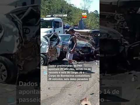 Engavetamento com ao menos 20 veículos deixa feridos e interdita a BR-040 em Minas Gerais