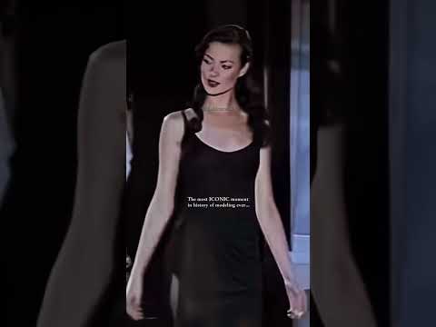 This moment made the history of CATWALK✨ Gianni VERSACE ss1995  #shalomharlow #versace #supermodel