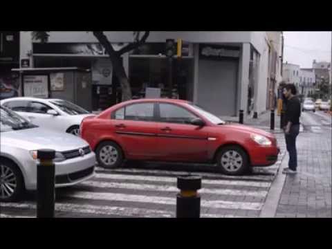 Упорит пешеходец превъзпитава шофьорите