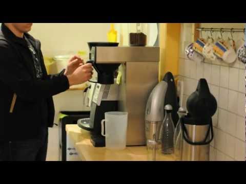 Bedienung der Filterkaffeemaschine im OFfenraum