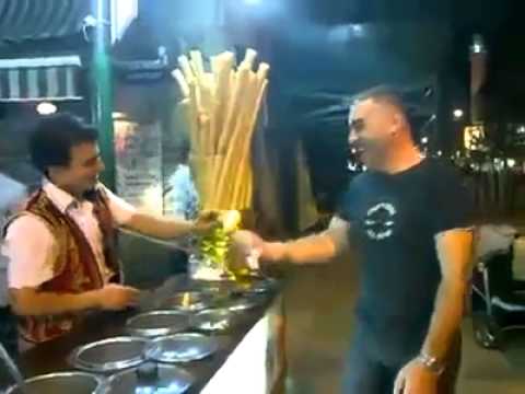 Türkischer Eisverkäufer trollt seine Kunden!