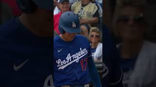 Ohtani almost gets Murakami on a foul ball ????