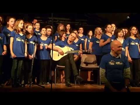 Jérémie Kisling chante Antimatière avec un choeur d'élèves français