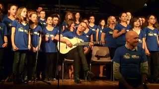 Jérémie Kisling chante Antimatière avec un choeur d'élèves français