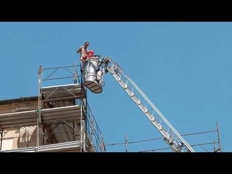 Pistoia: sale su un palazzo e minaccia di buttarsi giù