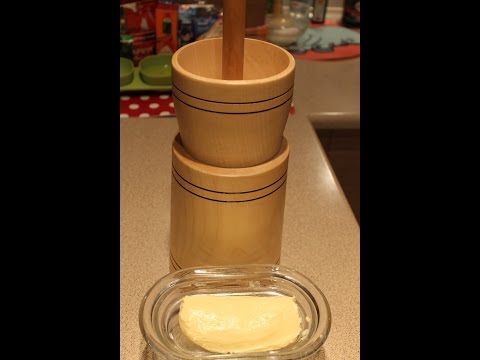 DOMOWE MASŁO. Ubijanie masła w maselnicy.