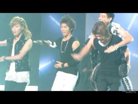 {OnHo} 100731 SHINee Onew Piggyback Minho While Dancing (Fan Service)