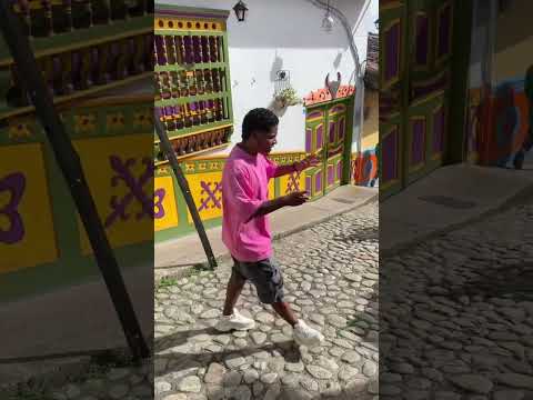 La calle más hermosa del mundo 🌎 🇨🇴 GUATAPÉ Antioquia #guatapé #antioquia #turismo #fly #shorts