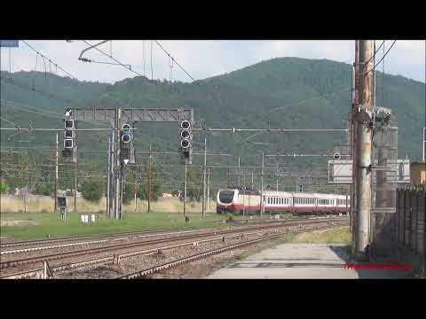 TRENI IN TRANSITO NELLA STAZIONE DI ARQUATA SCRIVIA. (AL) LINEA GENOVA MILANO. SAB. 28 - 5 - 2022.