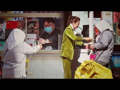 拾荒老人買東西時錢不夠，路人們的做法太暖心了